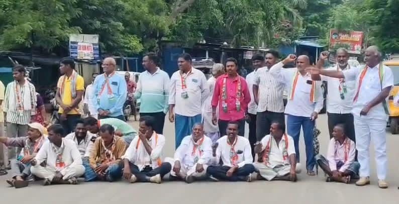 అంతరాష్ట్ర రహదారిపై కాంగ్రెస్ నేతల ఆందోళన