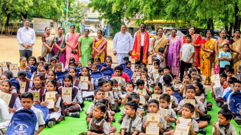 విద్యతో విద్యార్థులకు ఉజ్వల భవిష్యత్తు