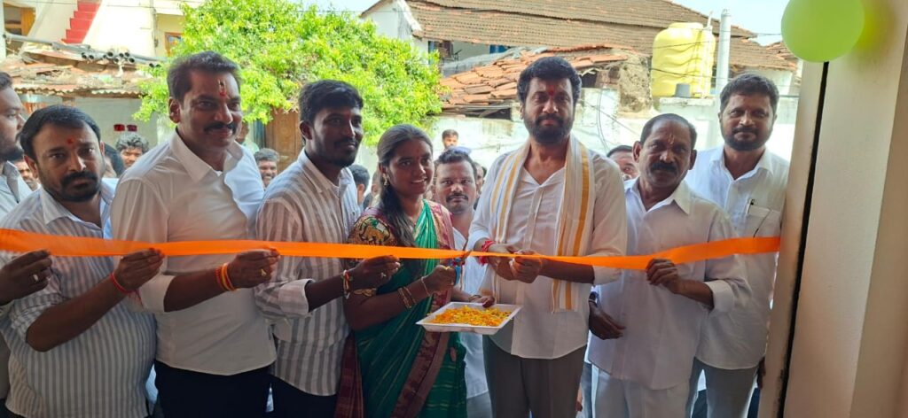 మీ-సేవ కేంద్రం ప్రారంభించిన ఎమ్మెల్యే అనిల్ జాదవ్