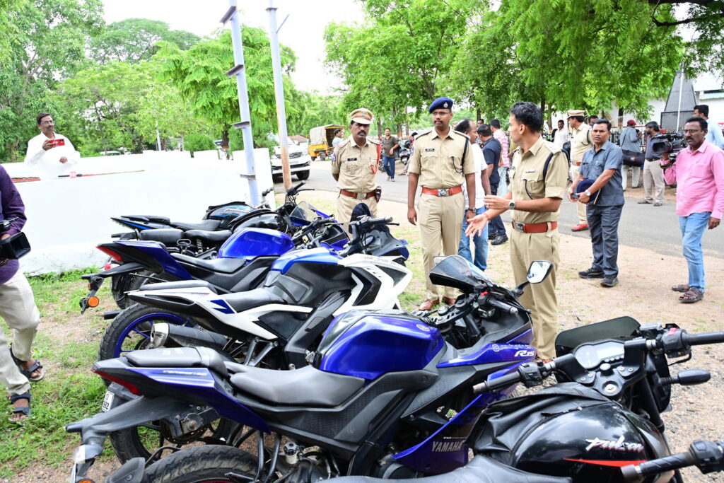 వాహన దొంగల ముఠా గుట్టురట్టు..