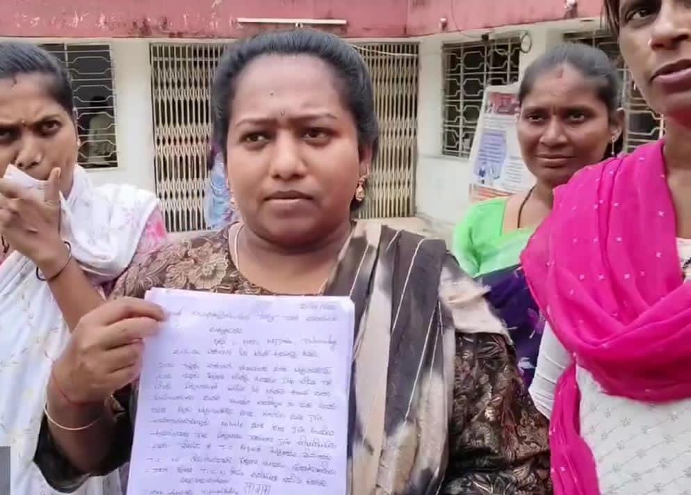 56 మంది విద్యార్థులకు ఒక్కరే టీచర్‌..!