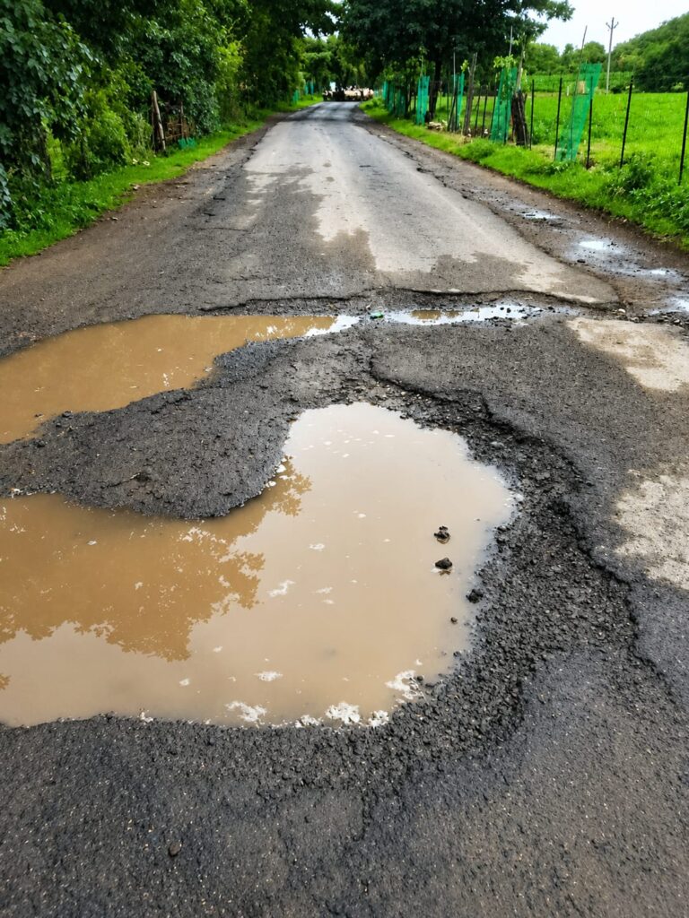 రహదారి గుంతలమయం.. నిత్యం నరకయాతన
