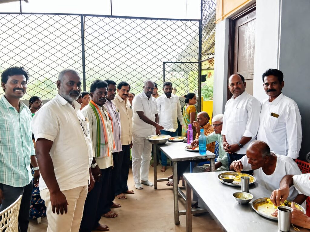 వృద్ధాశ్రమంలో వృద్ధులకు అన్నదానం..