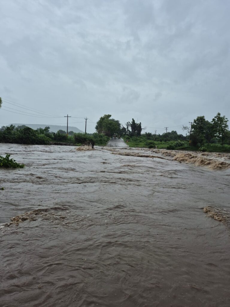 వంతెనపై ఉధృతంగా వరద ప్రవాహం