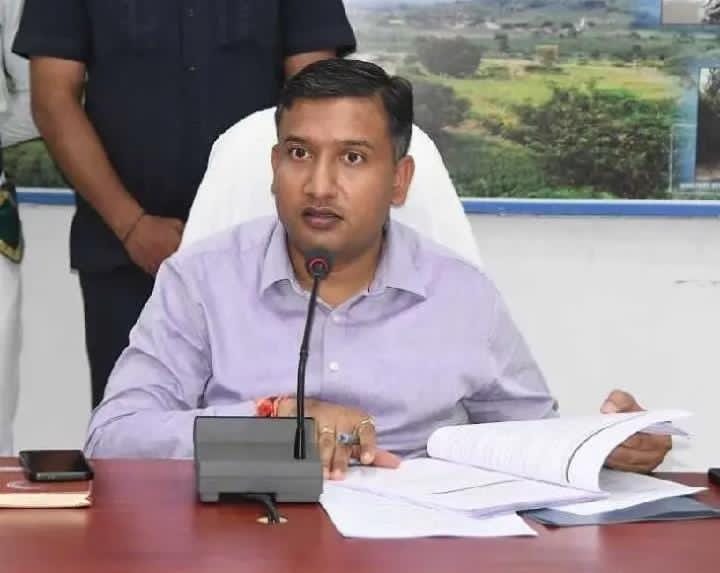 సీజనల్ వ్యాధులపై అప్రమత్తంగా ఉండాలి: కలెక్టర్