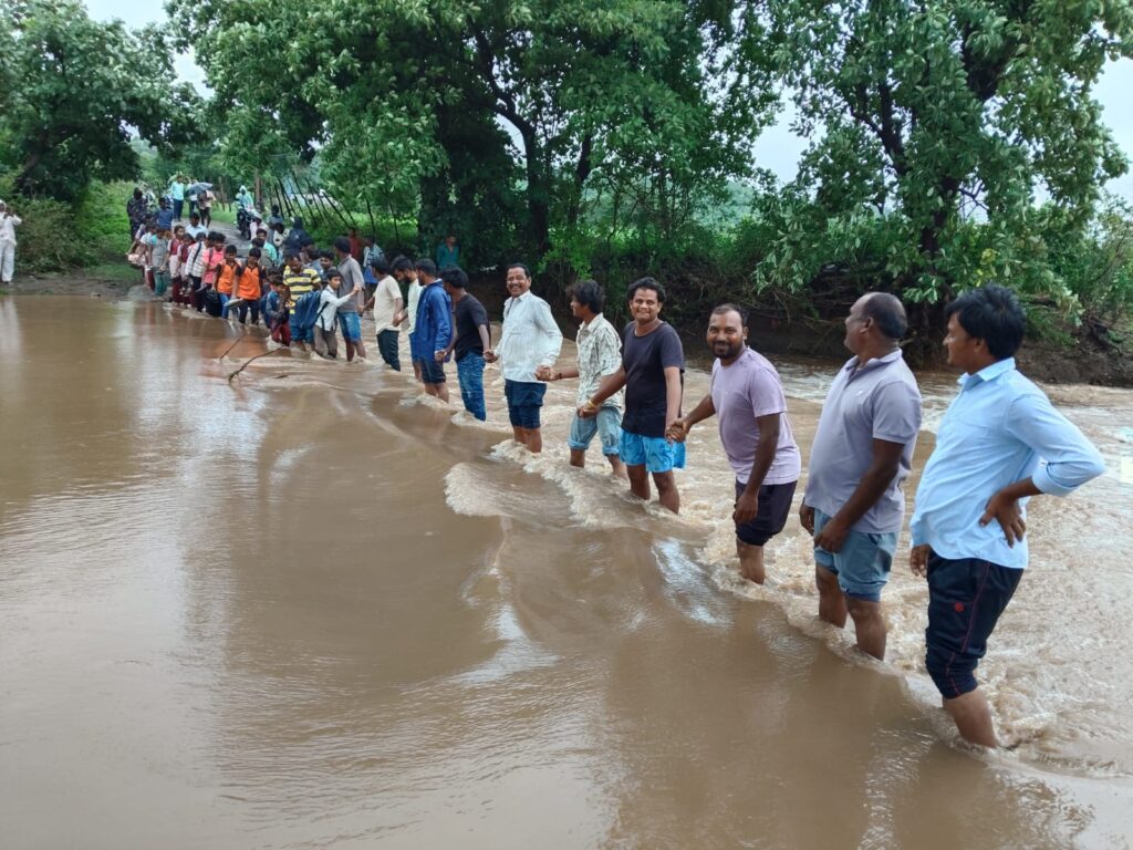 తెగిన వంతెన.. విద్యార్థులకు ఇబ్బందులు