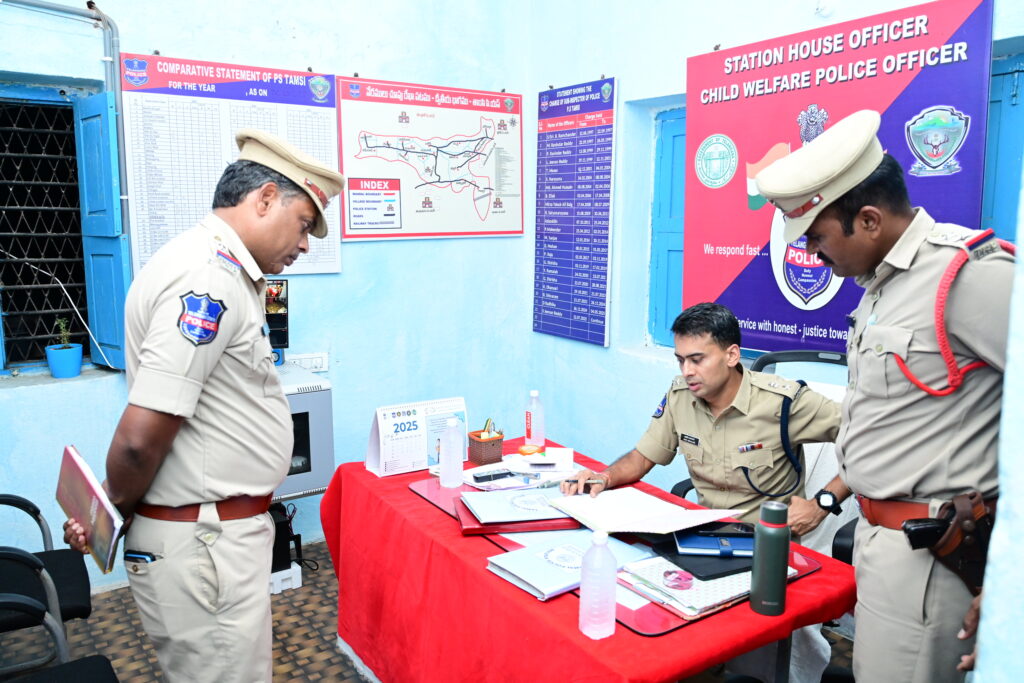 పోలీసులపై నమ్మకం పెరిగేలా విధులు నిర్వహించాలి: ఎస్పీ