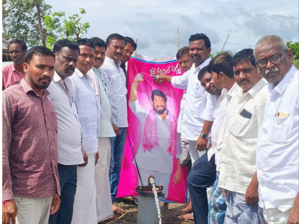 ఎమ్మెల్యే చిత్ర పటానికి పాలాభిషేకం..