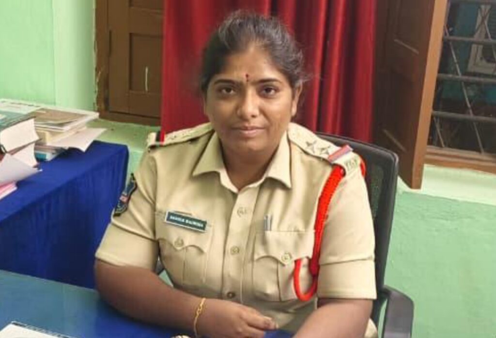 రైతులను బెదిరించి డబ్బులు వసూలు చేసిన ఫారెస్ట్ బీట్ అధికారి అరెస్ట్..