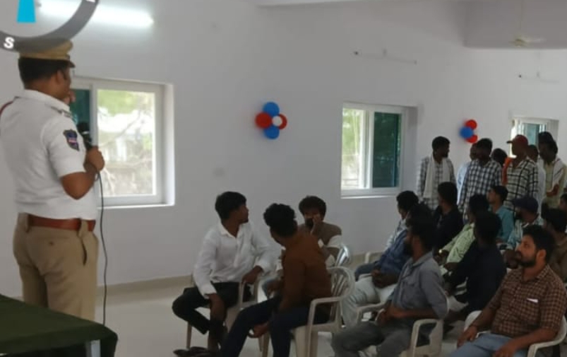 ట్రాఫిక్ నిబంధనలు పాటించాలి: ఎస్ఐ దేవేందర్