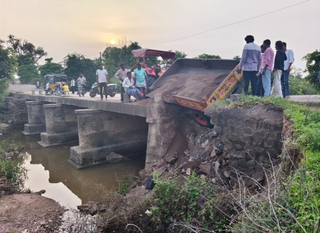 దేవాపూర్ బ్రిడ్జిపై ఇసుక ట్రాక్టర్ బోల్తా..