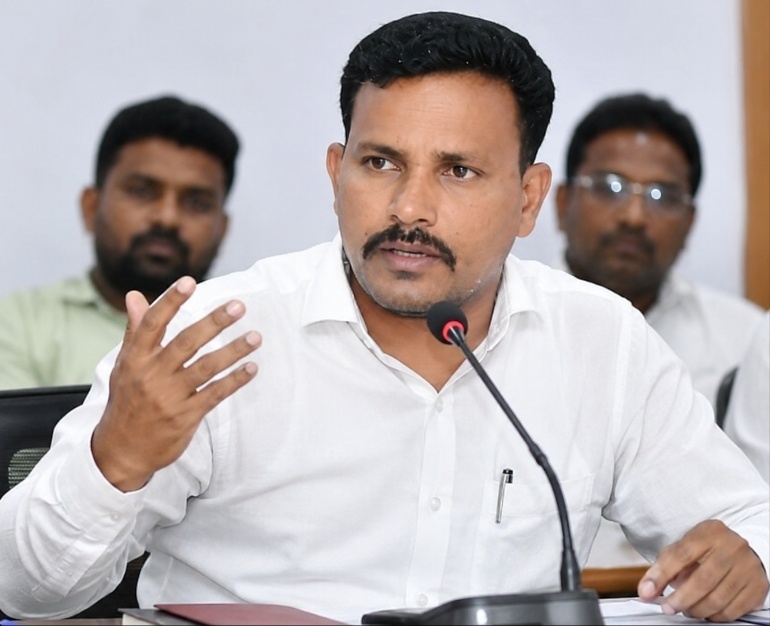 వెంటనే క్షమాపణ చెప్పాలి..
