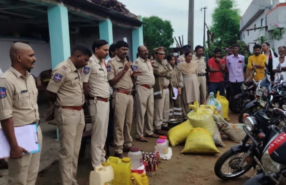 గుడుంబా అక్రమ మద్యం స్వాధీనం..