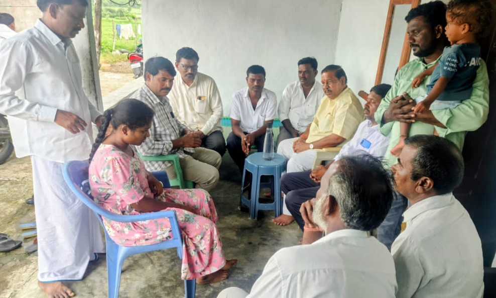బాధిత కుటుంబానికి అండగా ఉంటాం: మాజీ ఎమ్మెల్యే