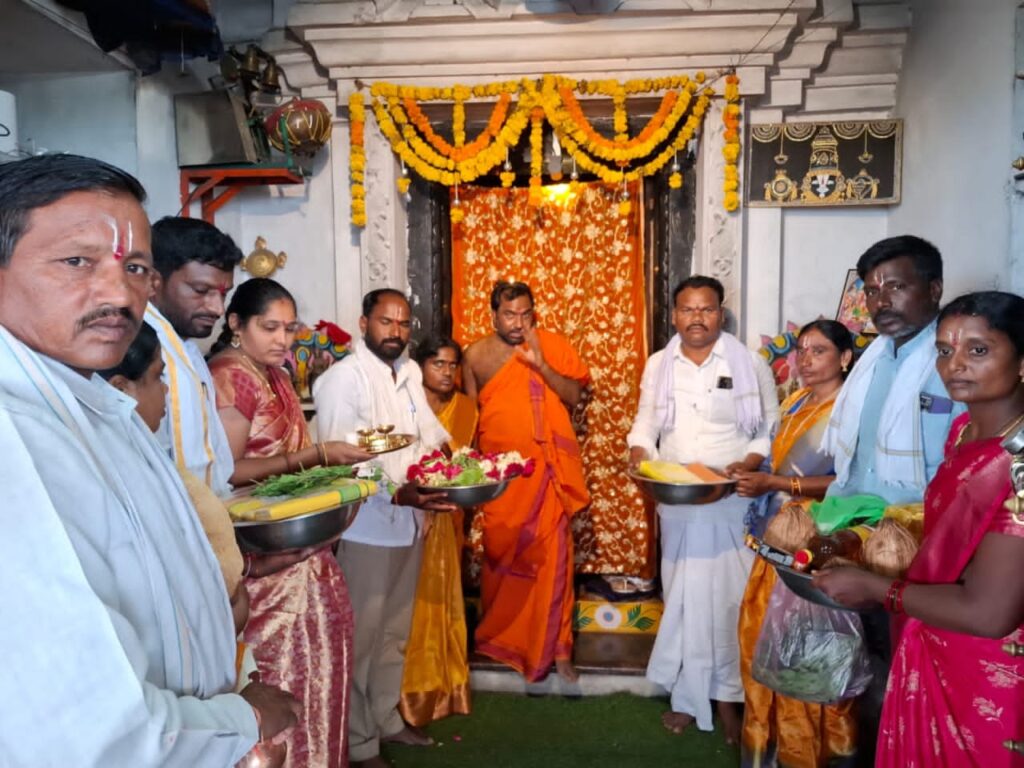 కొండపై శ్రీవారికి పూజలు చేసిన సర్పంచ్..