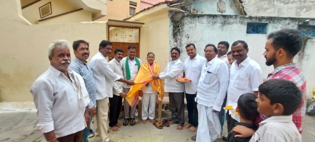 మున్నూరు కాపు సంఘం జిల్లా అధ్యక్షుడికి ఘన సన్మానం