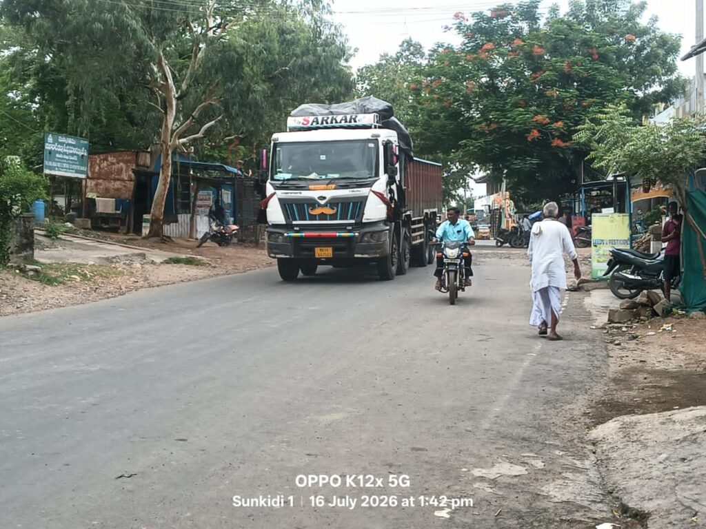 స్పీడ్ బ్రేకర్లు ఏర్పాటు చేసి.. ప్రాణాలను కాపాడండి