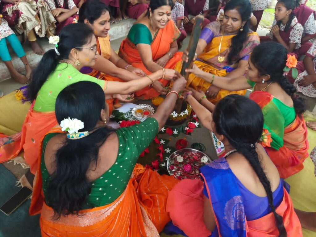 ఆశ్రమ పాఠశాలలో గోరింటాకు వేడుక..
