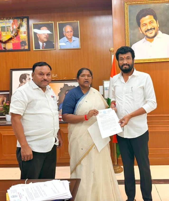 మంత్రి సీతక్కను కలిసిన ఎమ్మెల్యే అనిల్ జాదవ్