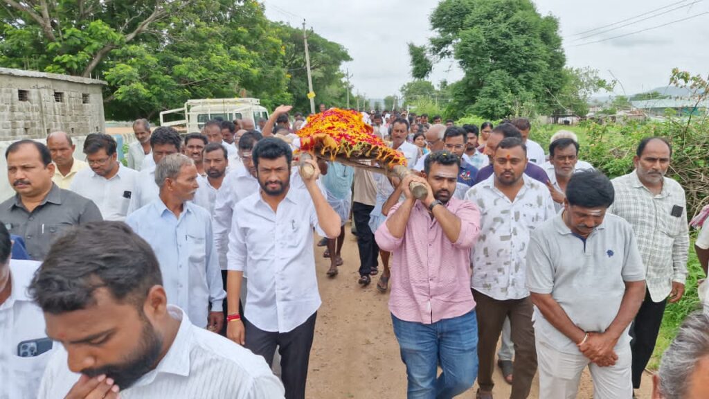 మానవీయత చాటుకున్న ఎమ్మెల్యే అనిల్ జాదవ్