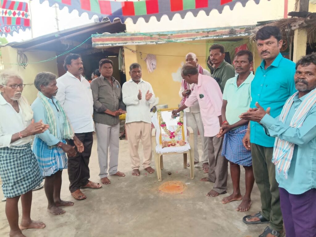 బాధిత కుటుంబాన్ని పరామర్శించిన AYS  నాయకులు