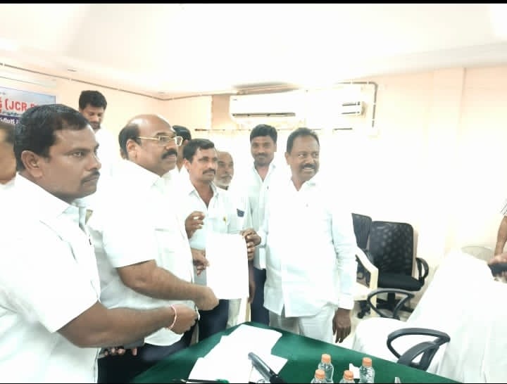 సాగు నీరు అందించాలని వినతి..