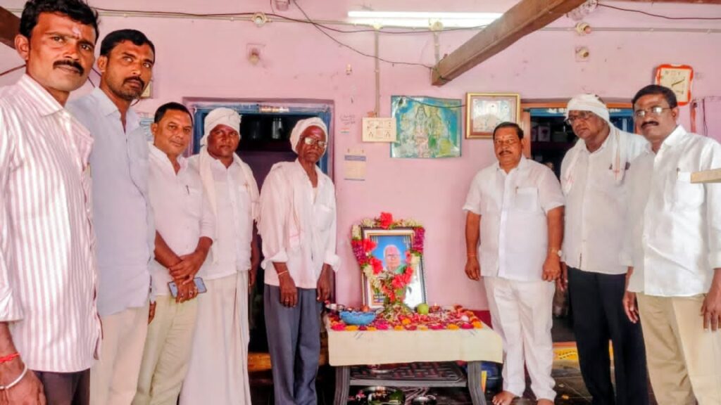 బాధిత కుటుంబాన్ని పరామర్శించిన మాజీ ఎమ్మెల్యే