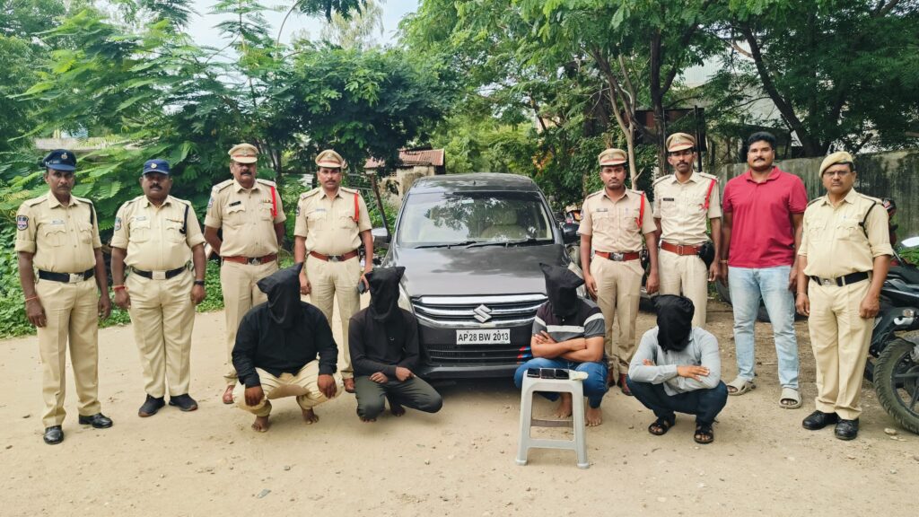 గంటల వ్యవధిలో మేకల చోరీ కేసు ఛేదింపు
