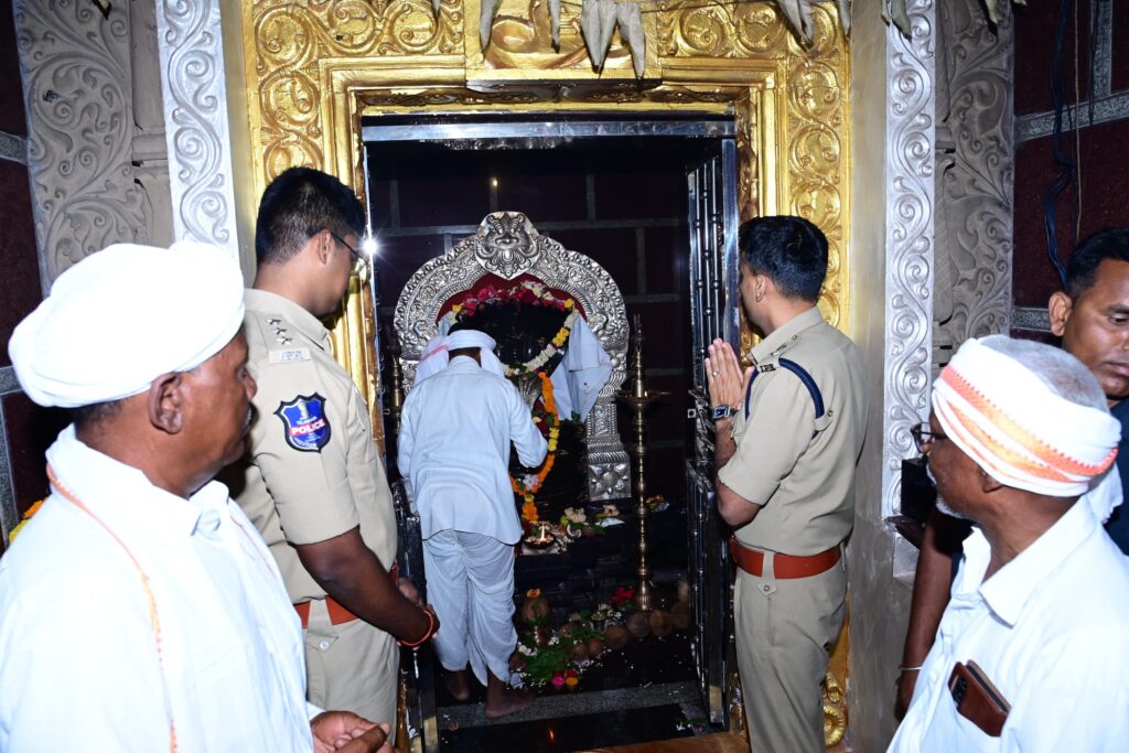 నాగోబాను దర్శించుకున్న జిల్లా ఎస్పీ..