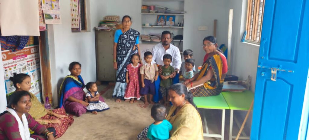 అంగన్‌వాడీ కేంద్రంలో సౌకర్యాలపై సర్పంచ్ ఆరా..