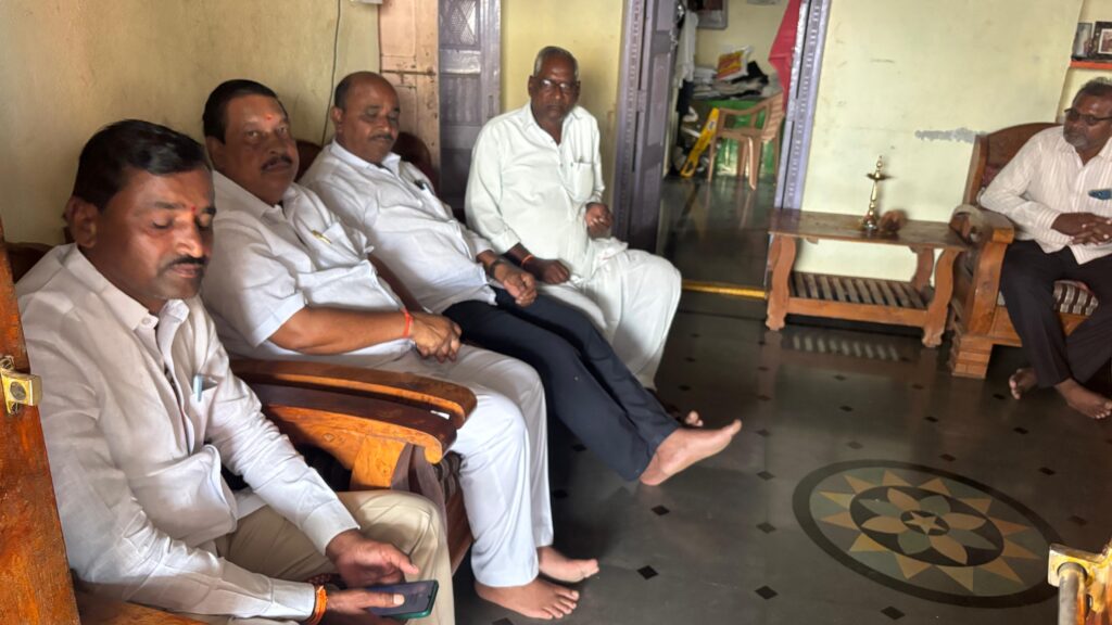బాధిత కుటుంబాన్ని పరామర్శించిన మాజీ ఎమ్మెల్యే