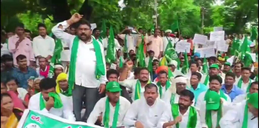 ఐటీడీఏ ముందు ఆదివాసీల బైఠాయింపు..
