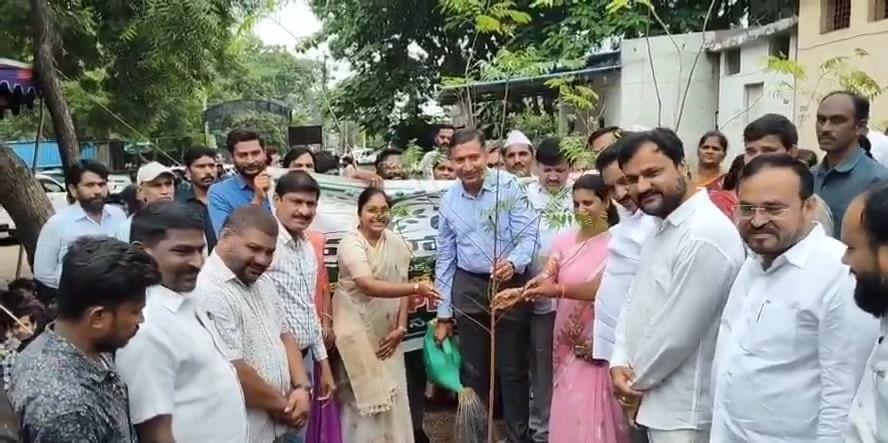 మొక్కలు నాటిన జిల్లా కలెక్టర్ రాజర్షి షా..