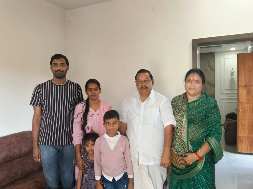 రాఖీ కట్టిన తెలంగాణ రక్షణ యువసేన ప్రతినిధులు