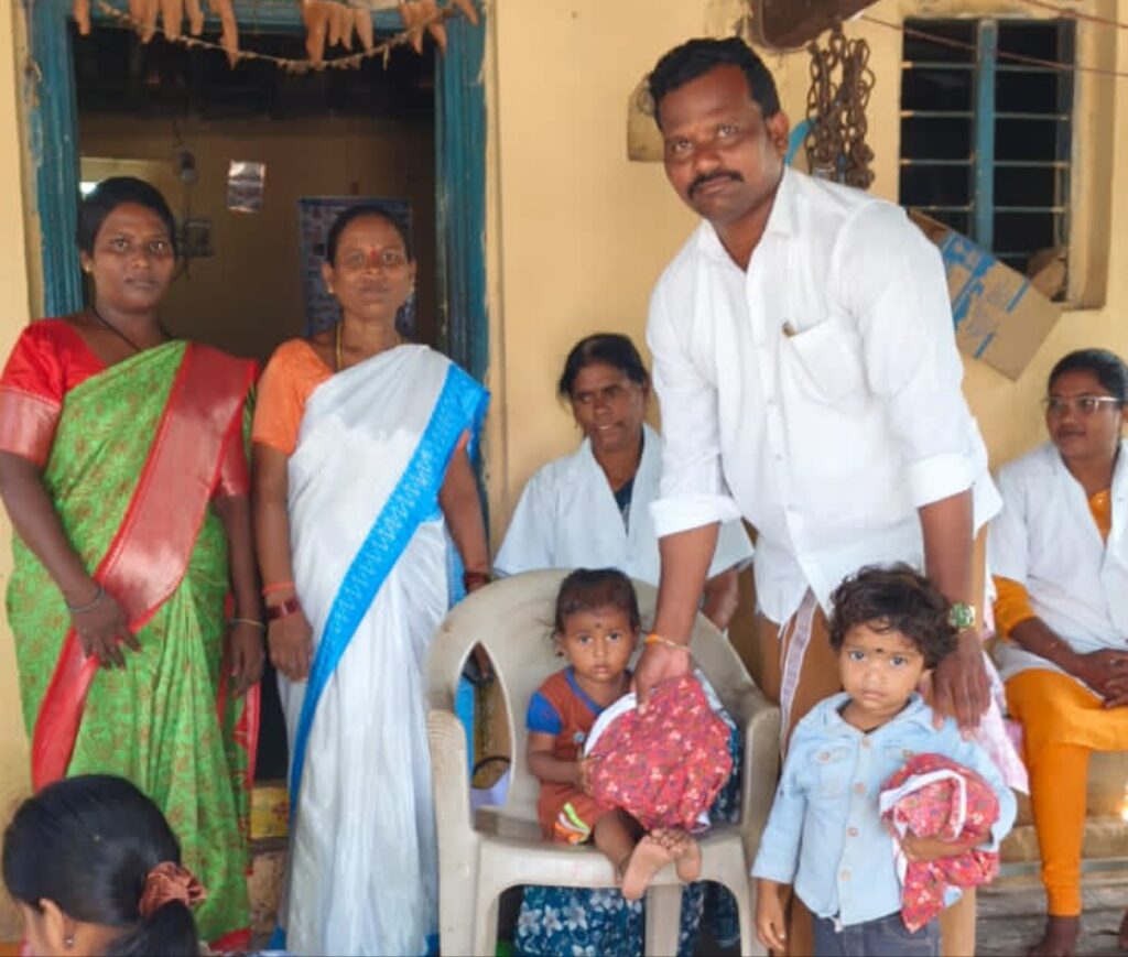 చిన్నారులకు యునిఫాంలు పంపిణీ చేసిన సర్పంచ్..