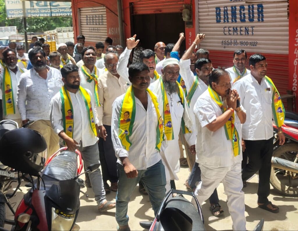 టీఆర్ఎస్‌లోకి 100 మంది చేరిక..