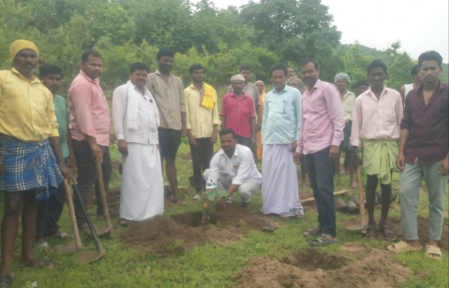 పర్యావరణాన్ని కాపాడండి: సర్పంచ్ వెంకన్న