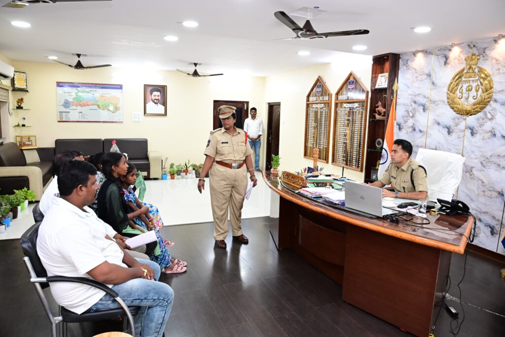ప్రజా ఫిర్యాదులపై తక్షణమే స్పందించి పరిష్కరించాలి..