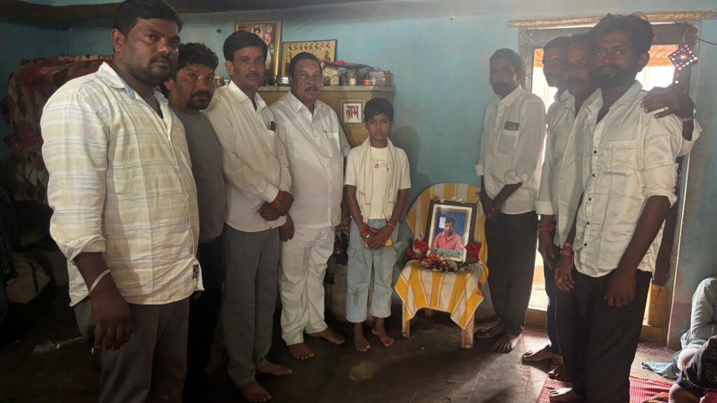 బాధిత కుటుంబాన్ని పరామర్శించిన మాజీ ఎమ్మెల్యే