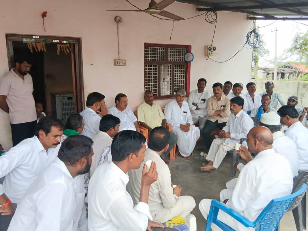 బాధిత కుటుంబాన్ని పరామర్శించిన మాజీ ఎమ్మెల్యే