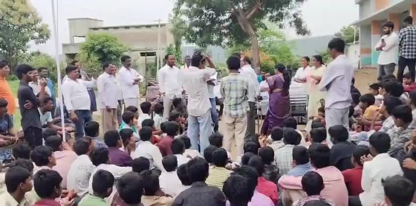 ఆశ్రమ పాఠశాలలో విద్యార్థుల నిరసన..