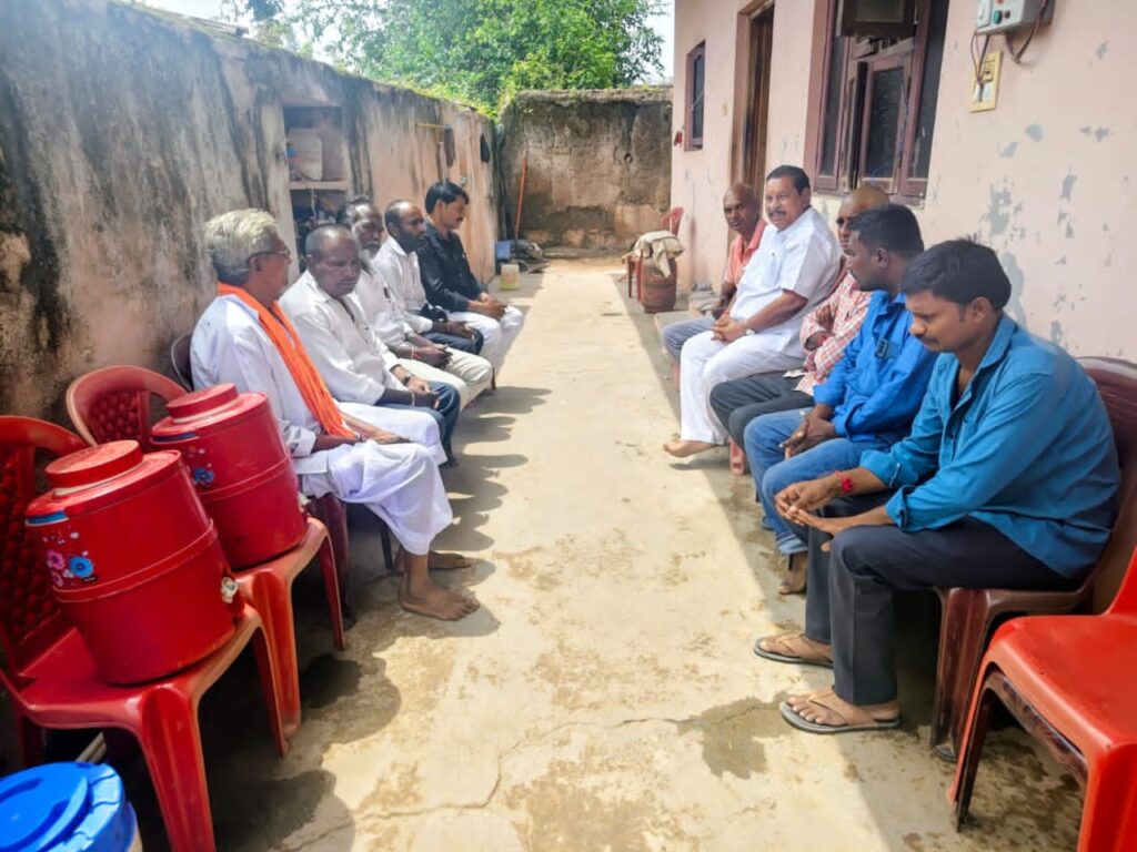 బాధిత కుటుంబాన్ని పరామర్శించిన మాజీ ఎమ్మెల్యే..