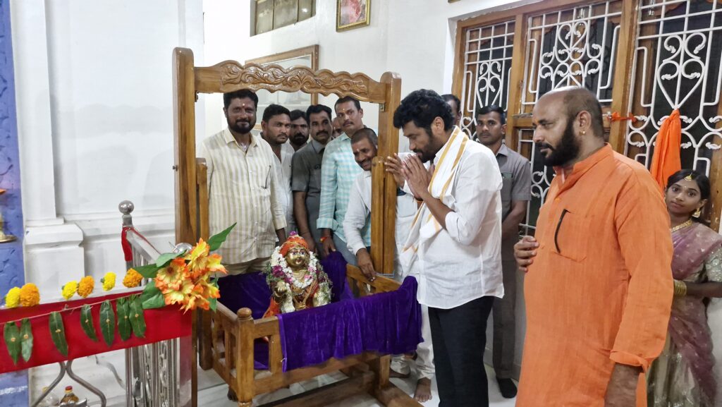 లడ్డు కన్నయ్యను దర్శించుకున్న ఎమ్మెల్యే అనిల్ జాదవ్