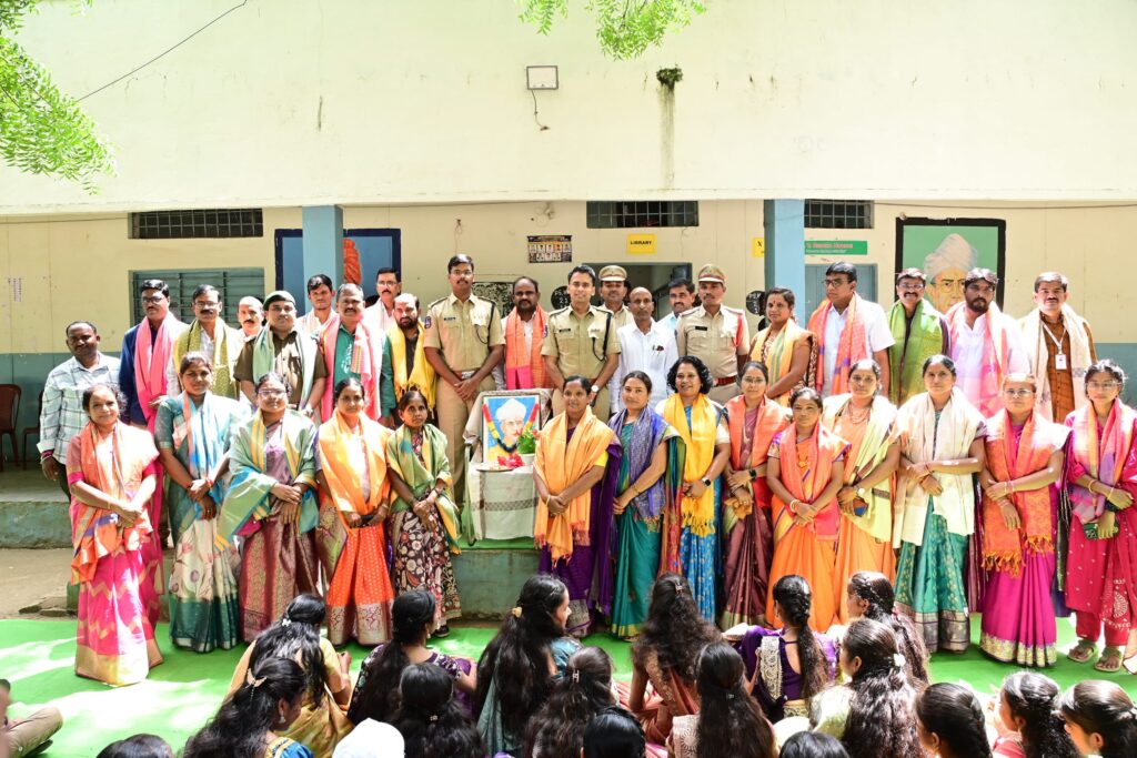 విద్యార్థులు ఉన్నత లక్ష్యాలతో ముందుకు సాగాలి:  ఎస్పీ