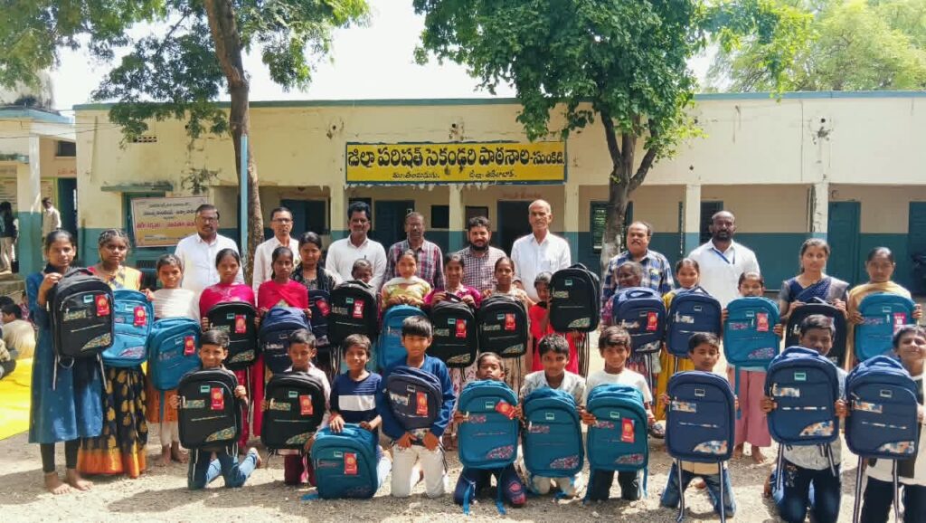 ఉచితంగా స్కూల్ బ్యాగుల పంపిణీ..