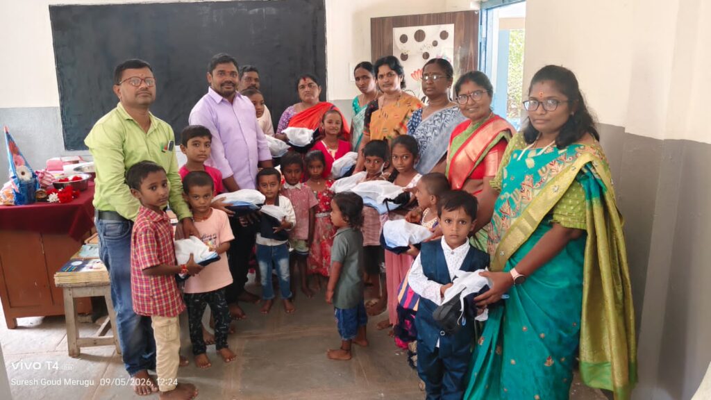 విద్యార్థులకు దుస్తులు షూస్ పంపిణీ ..