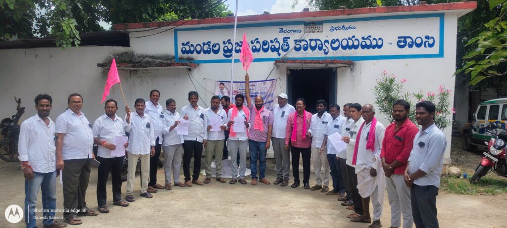 అంబేద్కర్ విగ్రహానికి వినతిపత్రం అందించిన బీఆర్ఎస్ శ్రేణులు..