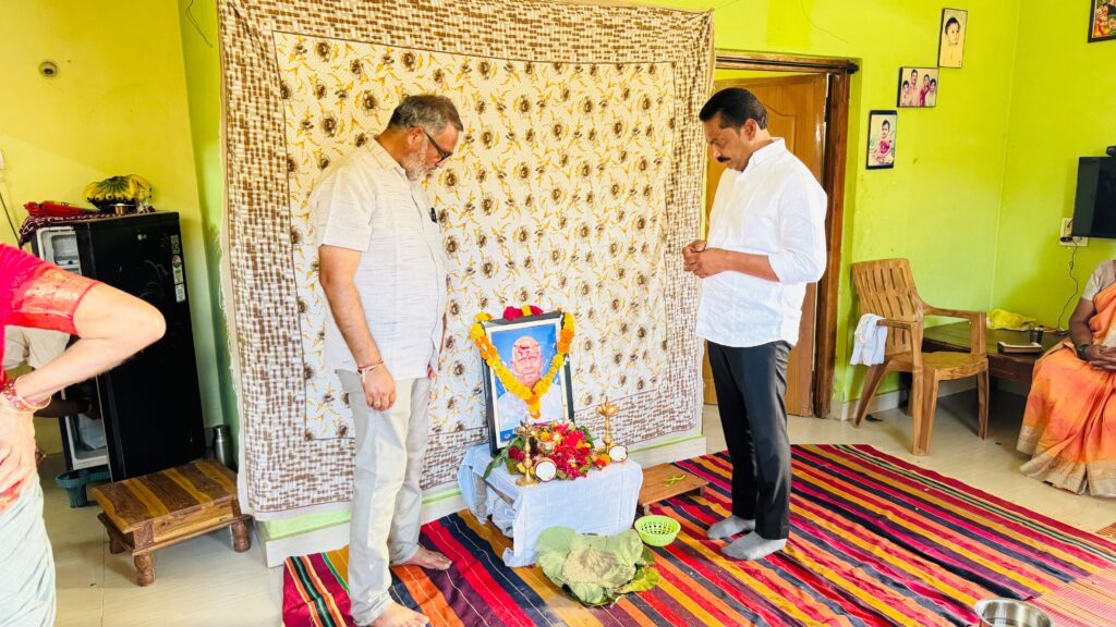 పెద్దకర్మకు హాజరైన మార్కెట్ కమిటీ చైర్మన్ బోరంచు శ్రీకాంత్ రెడ్డి