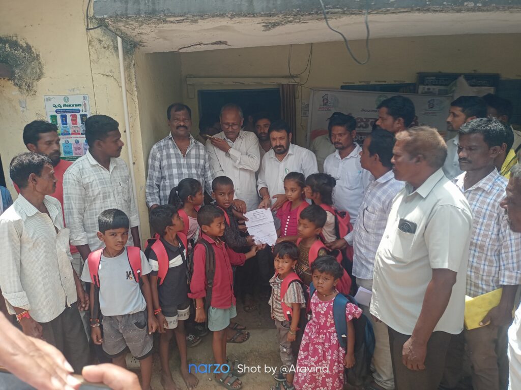 ఉపాధ్యాయులు లేక చదువుకు దూరం..!.