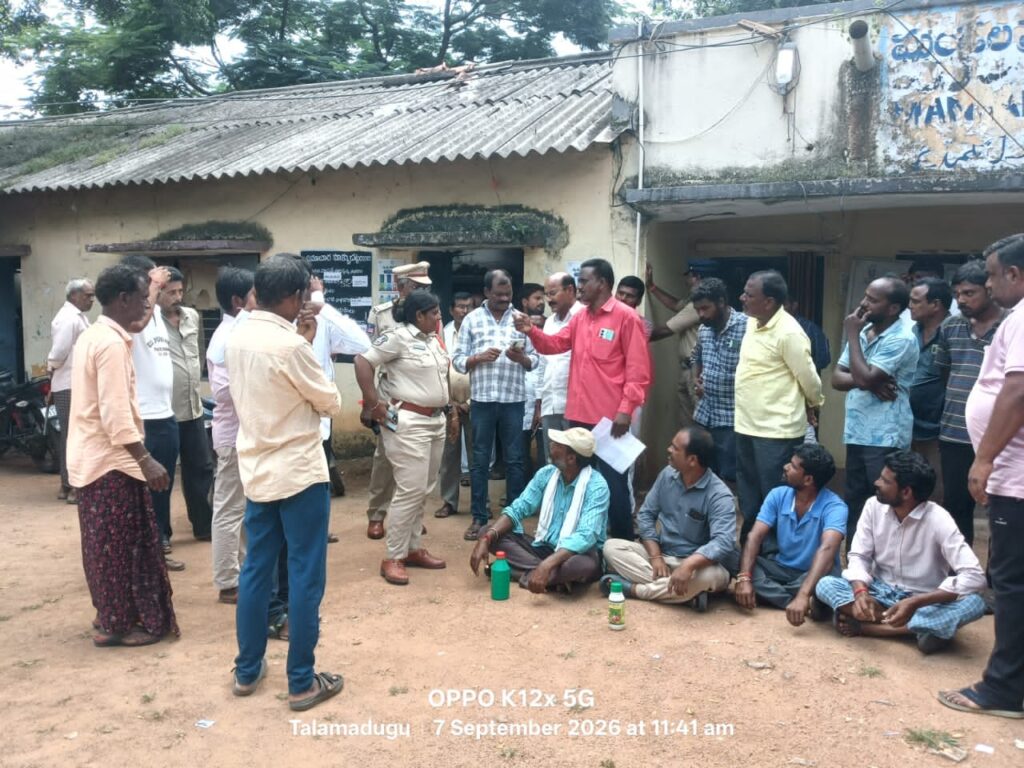 విద్యుత్ అందక రైతుల ఆందోళన.. పురుగు మందు డబ్బాలతో నిరసన